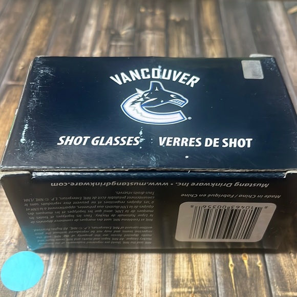 5for$10 NHL - Vancouver Canucks Two Pack of Shot glasses NWT in box - Picture 3 of 3